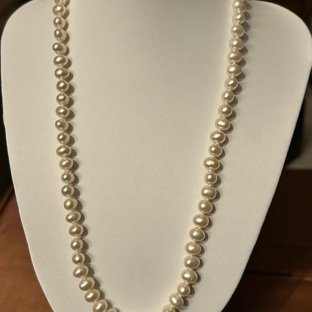 Beautiful Pearl Necklace cream color pearls.
